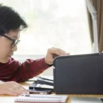 Người đàn ông đang kiểm tra máy in USB bị lỗi in ký tự lạ sau khi cập nhật Windows.