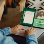 Người đàn ông đang sử dụng laptop Dell XPS 13 chạy chip Snapdragon X Elite