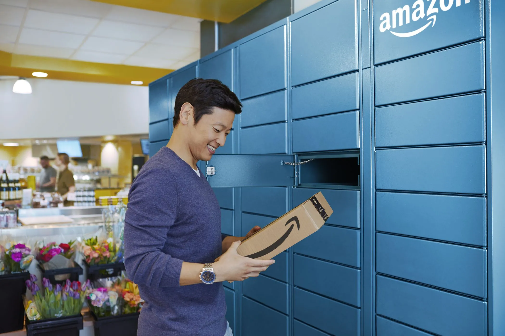 Người đàn ông nhận gói hàng từ tủ khóa Amazon Locker