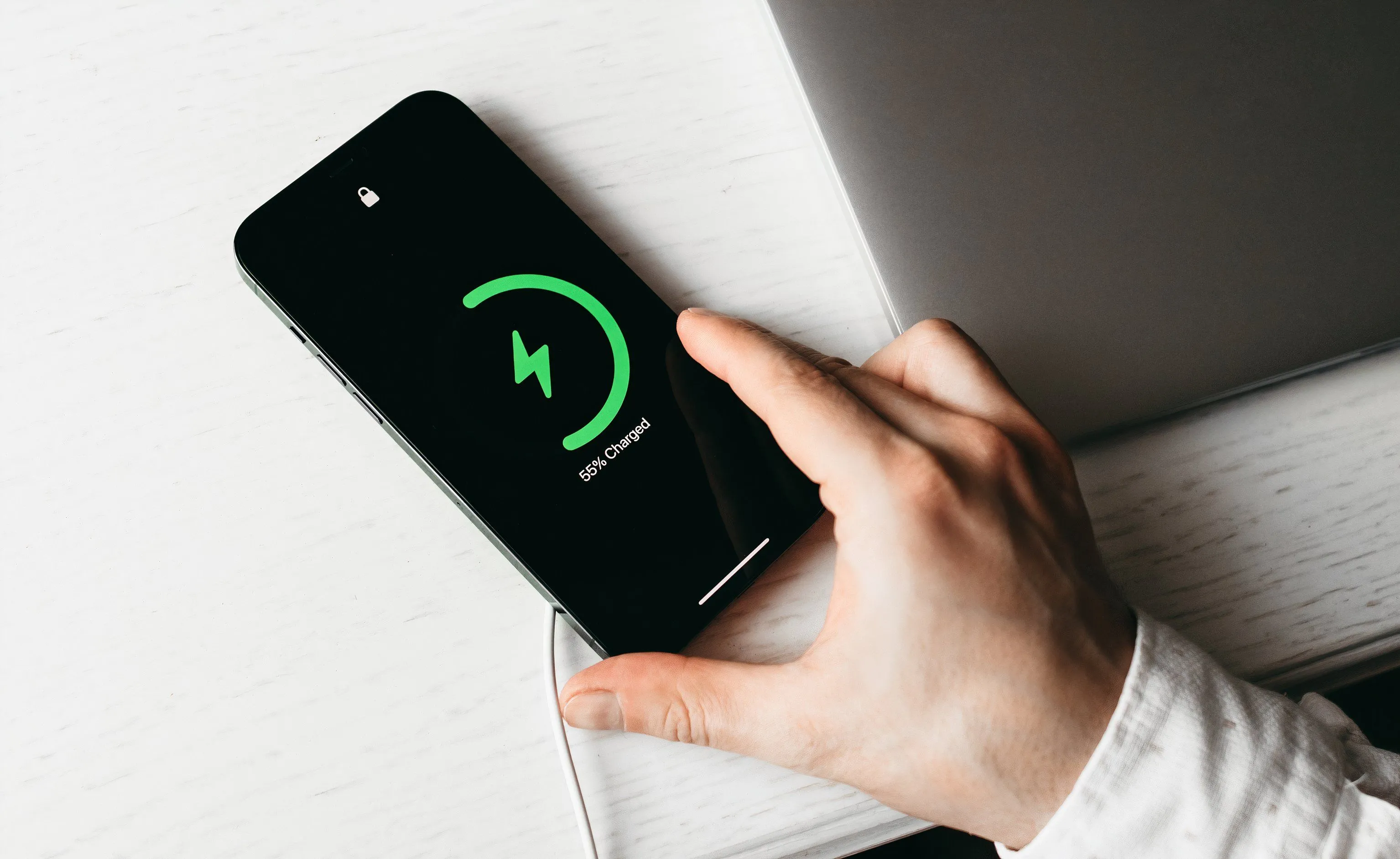 Người đàn ông sạc iPhone bằng MagSafe