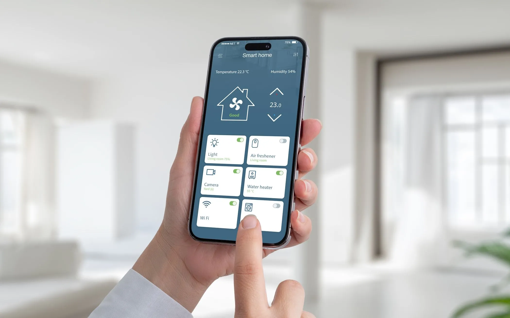 Người đàn ông sử dụng iPhone để điều khiển các thiết bị nhà thông minh như đèn, rèm cửa, và nhiệt độ, minh họa vai trò trung tâm điều khiển tiện lợi
