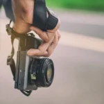 Người du lịch chụp ảnh bằng máy ảnh mirrorless chuyên nghiệp
