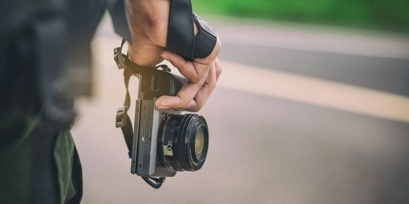 Người du lịch chụp ảnh bằng máy ảnh mirrorless chuyên nghiệp