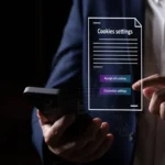 Người dùng Android cầm điện thoại hiển thị tùy chọn đồng ý cookie, minh họa về quyền riêng tư và theo dõi dữ liệu