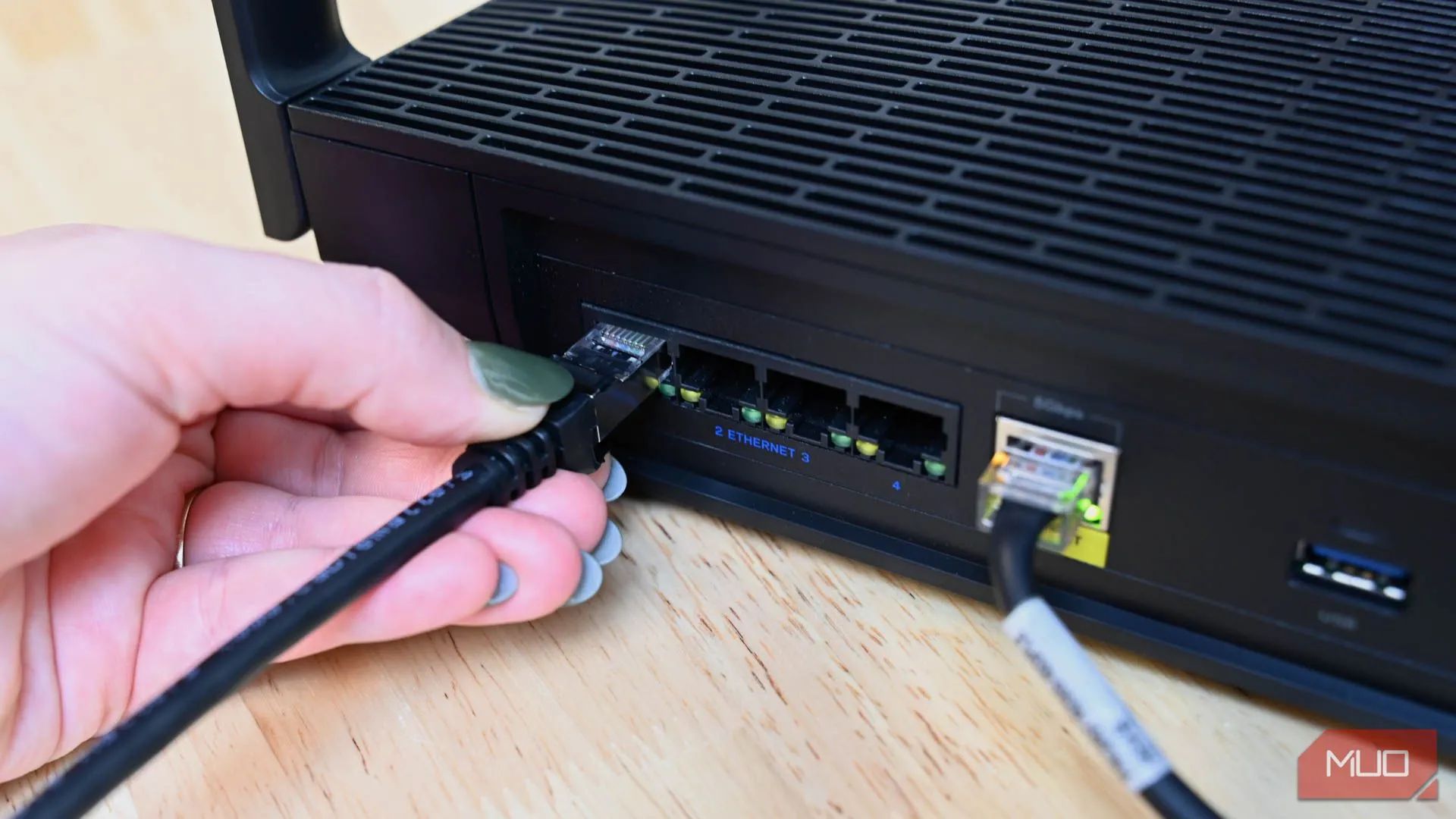 Người dùng cắm cáp Ethernet vào router