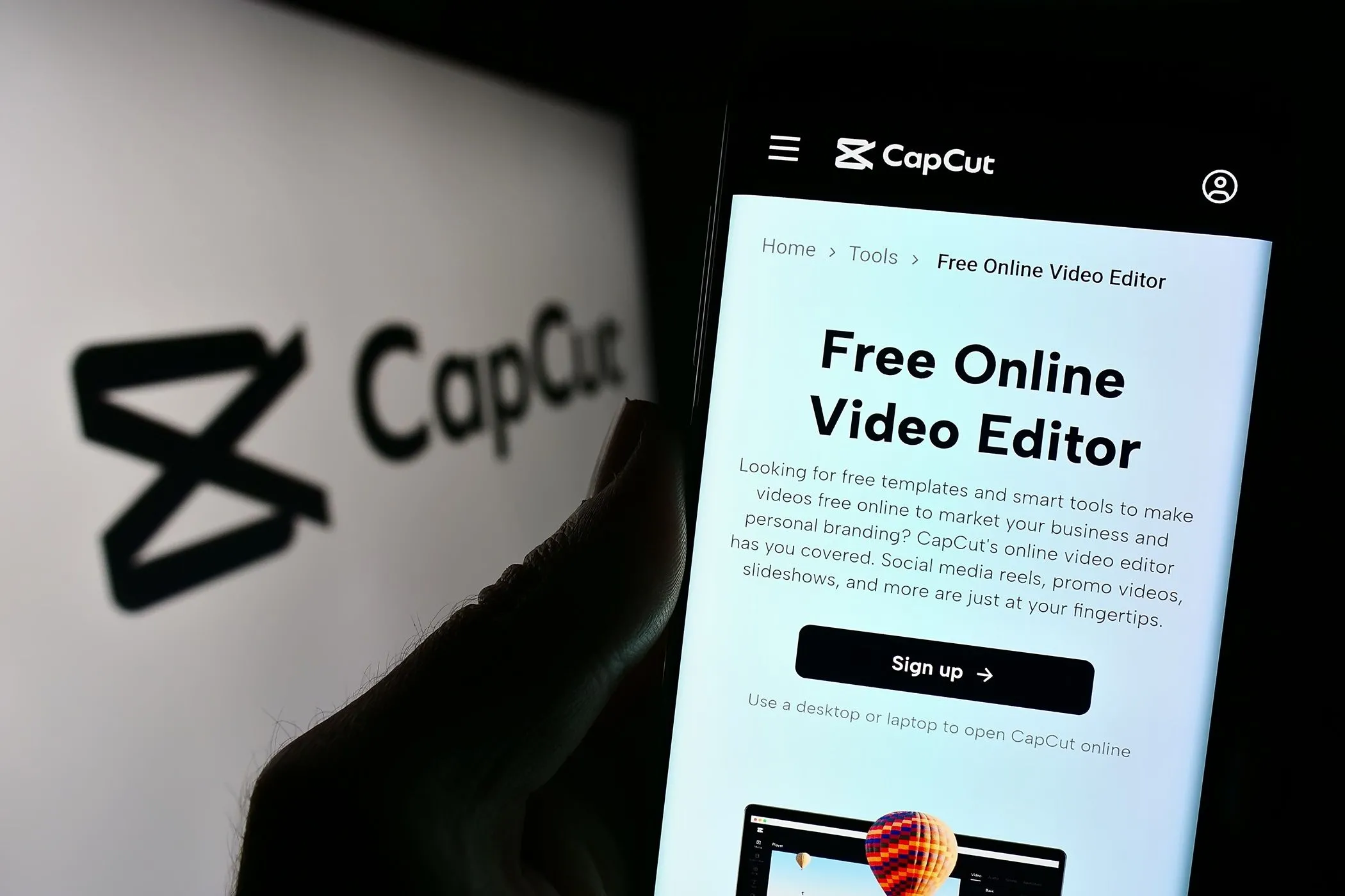 Người dùng cầm điện thoại hiển thị ứng dụng chỉnh sửa video CapCut