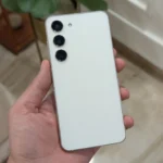 Người dùng cầm điện thoại Samsung Galaxy S23