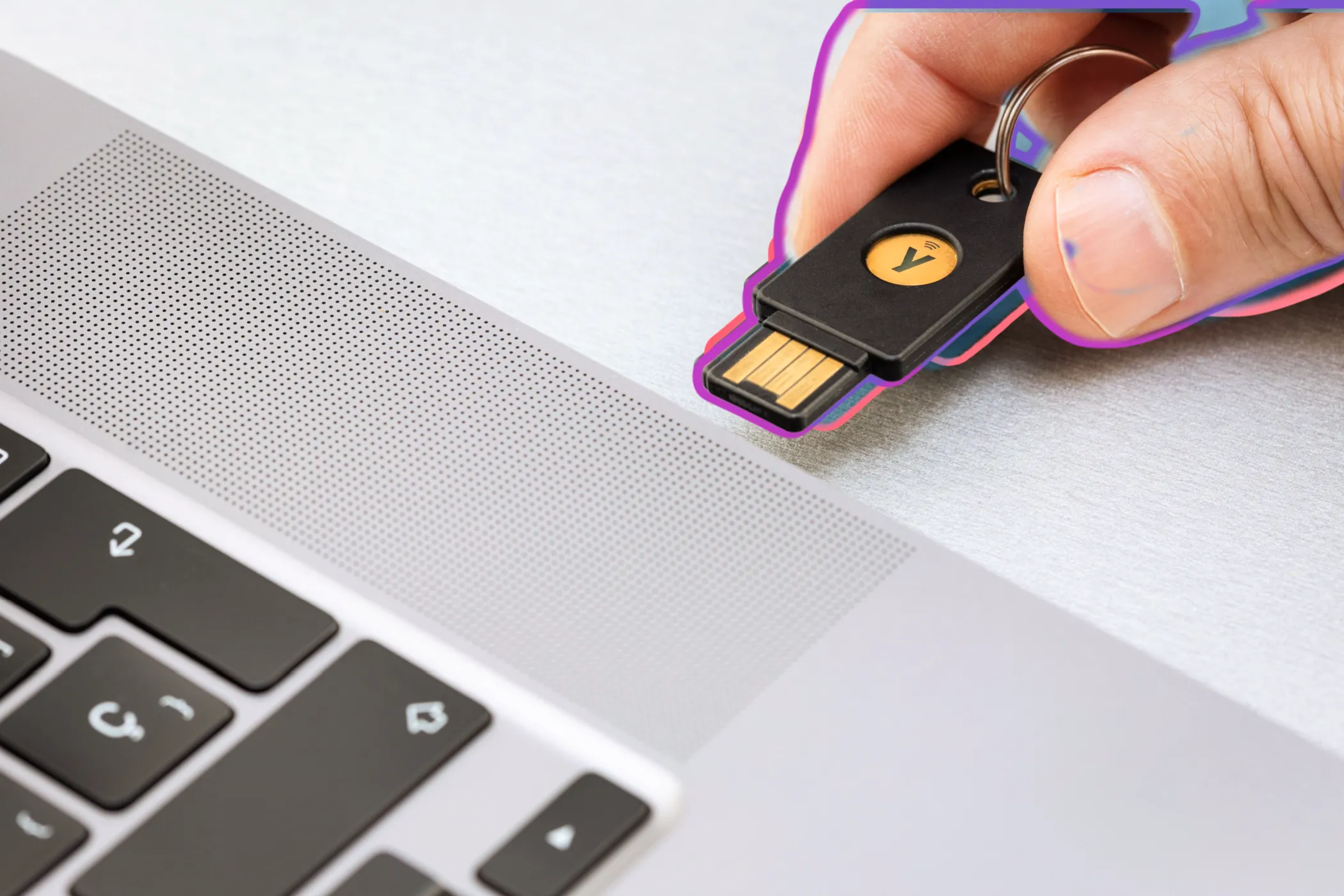 Người dùng cắm khóa bảo mật vật lý Yubico vào cổng USB của laptop, tăng cường bảo mật khi duyệt web hoặc đăng nhập