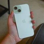 Người dùng đang cầm và trải nghiệm iPhone 15, minh họa sự cao cấp và tiện ích của dòng flagship năm ngoái với nhiều tính năng vượt trội so với iPhone 16e.