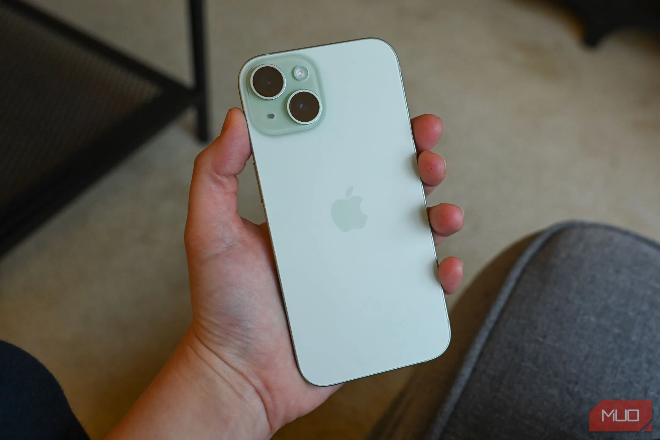 Người dùng đang cầm và trải nghiệm iPhone 15, minh họa sự cao cấp và tiện ích của dòng flagship năm ngoái với nhiều tính năng vượt trội so với iPhone 16e.