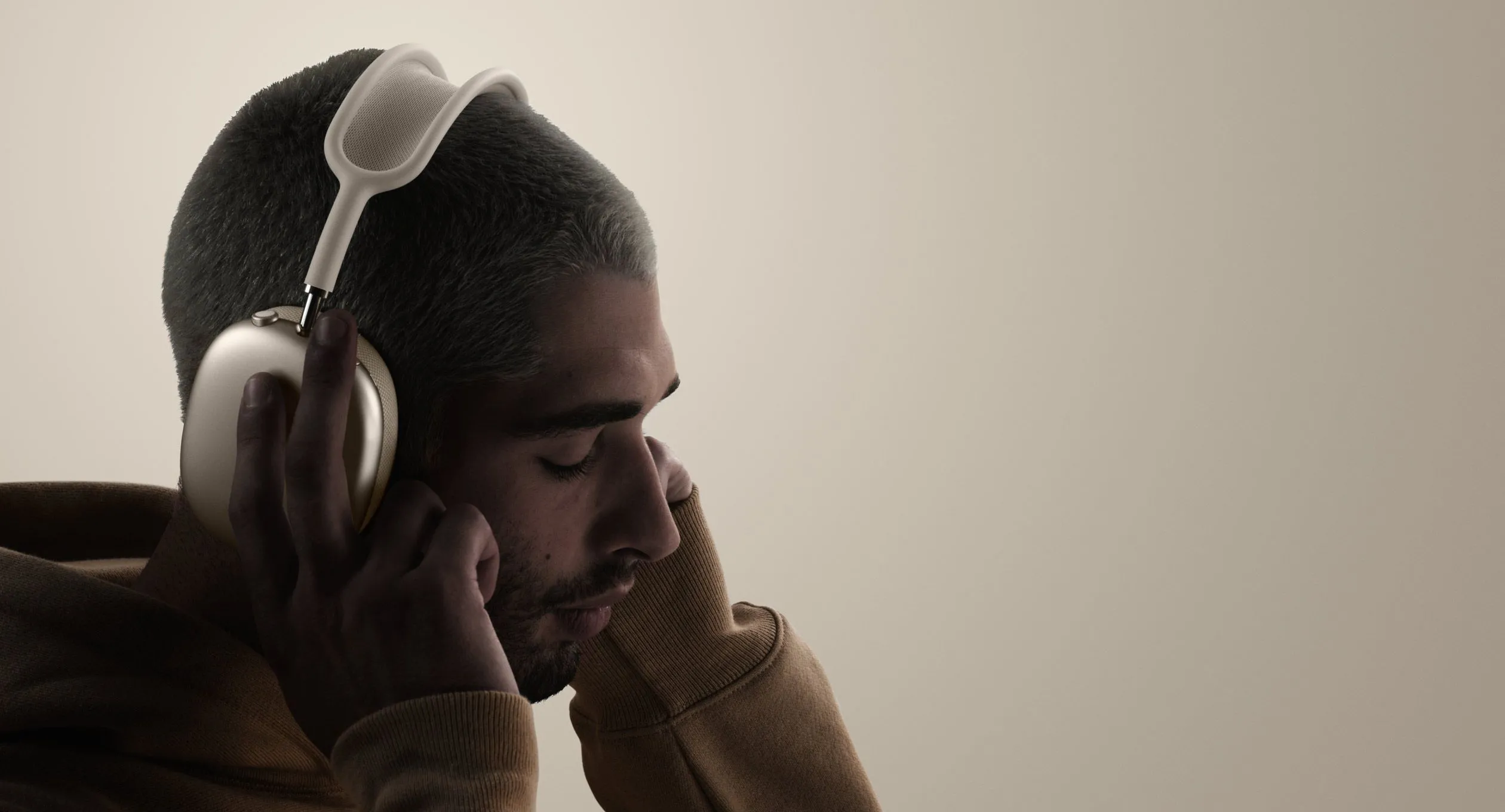 Người dùng đang đeo tai nghe AirPods Max, cho thấy kích thước và trọng lượng lớn của sản phẩm