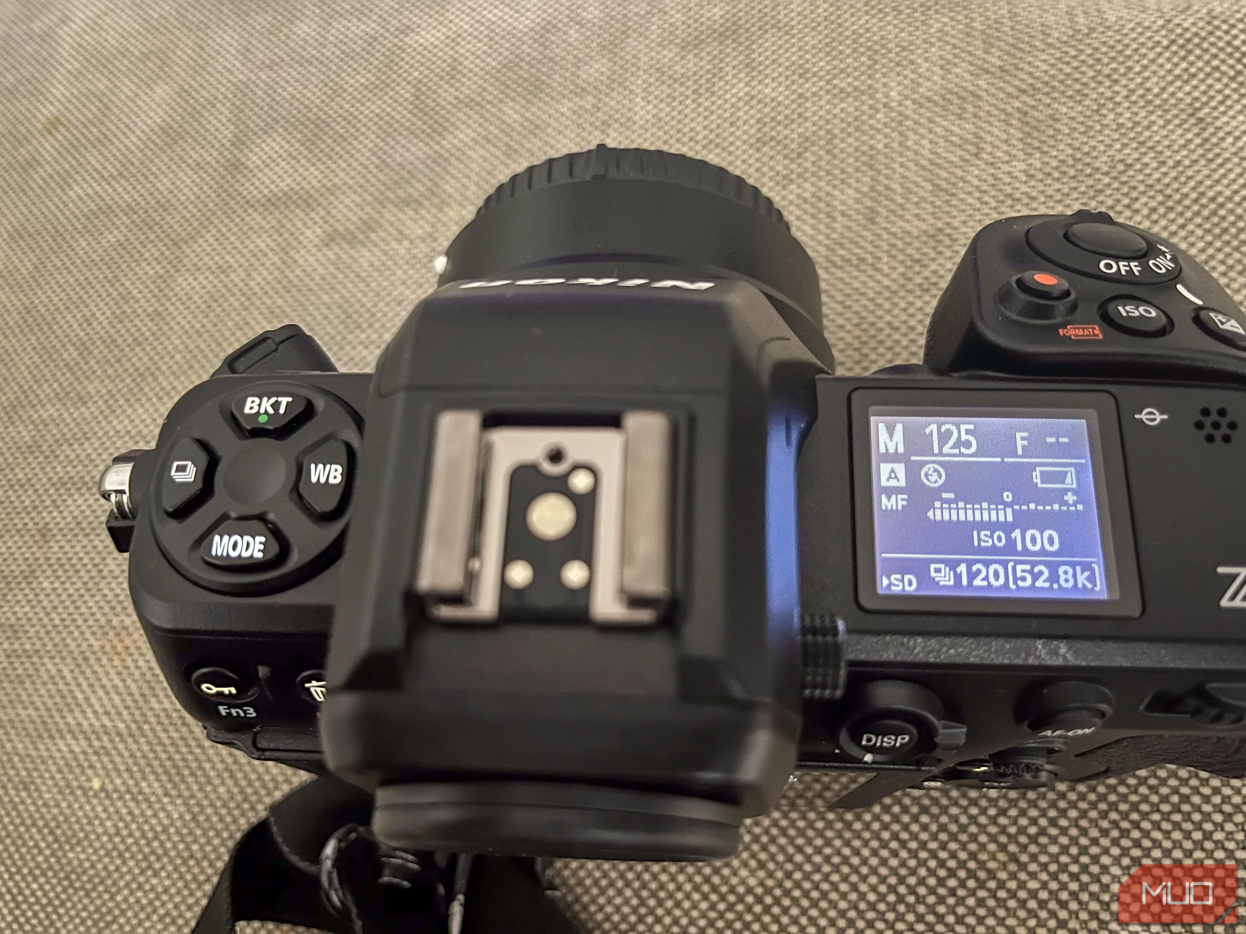 Người dùng đang điều chỉnh cài đặt trên màn hình máy ảnh Mirrorless, thể hiện sự phức tạp và ảnh hưởng đến pin