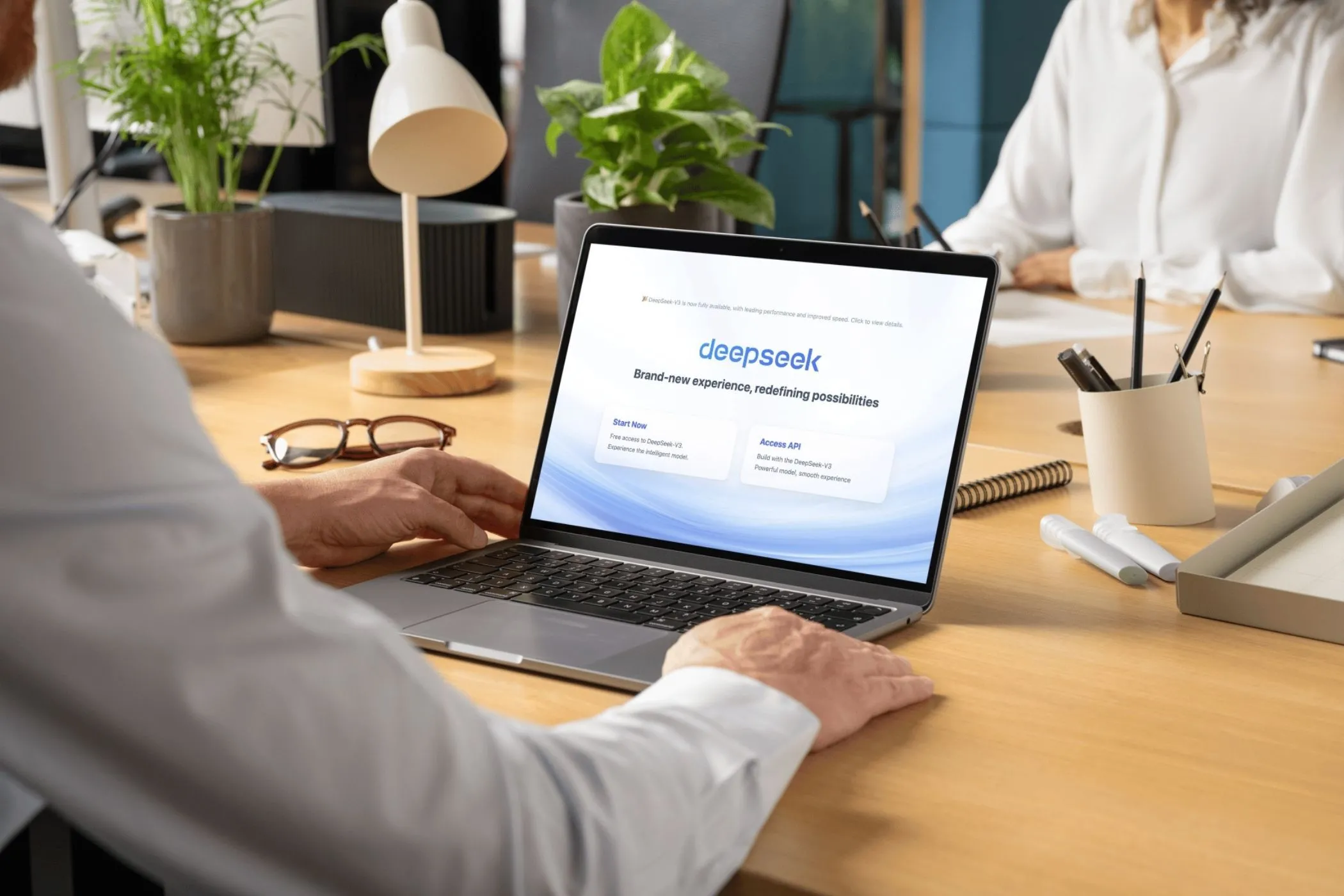 Người dùng đang duyệt trang web DeepSeek trên MacBook Pro, cảnh báo nguy cơ rò rỉ dữ liệu