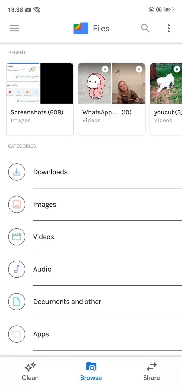 Người dùng đang duyệt và chia sẻ tệp trên ứng dụng Files Go của Google, minh họa tính năng quản lý tệp thông minh trên Android