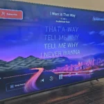 Người dùng đang hát karaoke trên ứng dụng Stingray Karaoke trên Smart TV với giao diện có thể bị che bởi pop-up lạ