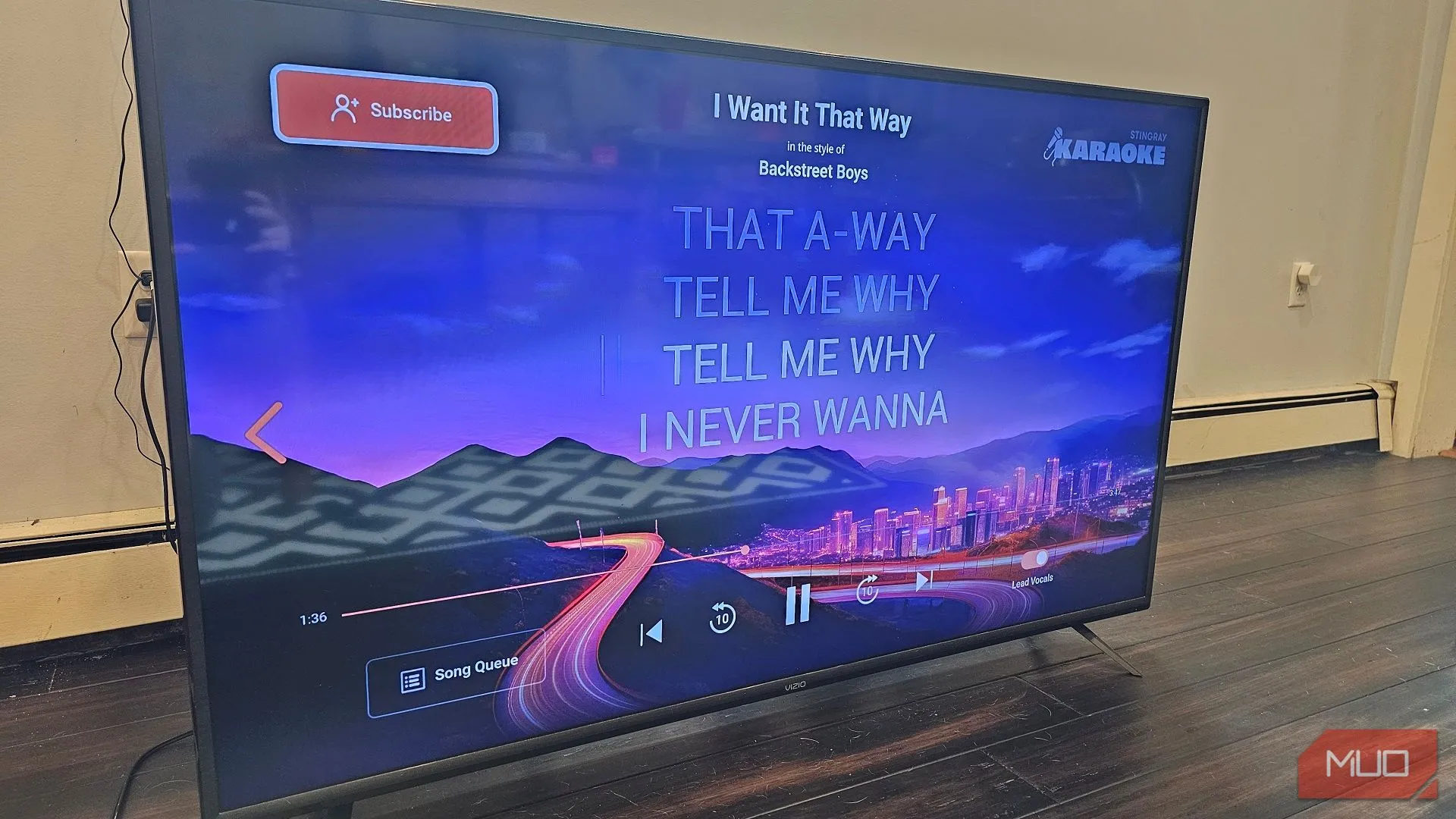 Người dùng đang hát karaoke trên ứng dụng Stingray Karaoke trên Smart TV với giao diện có thể bị che bởi pop-up lạ