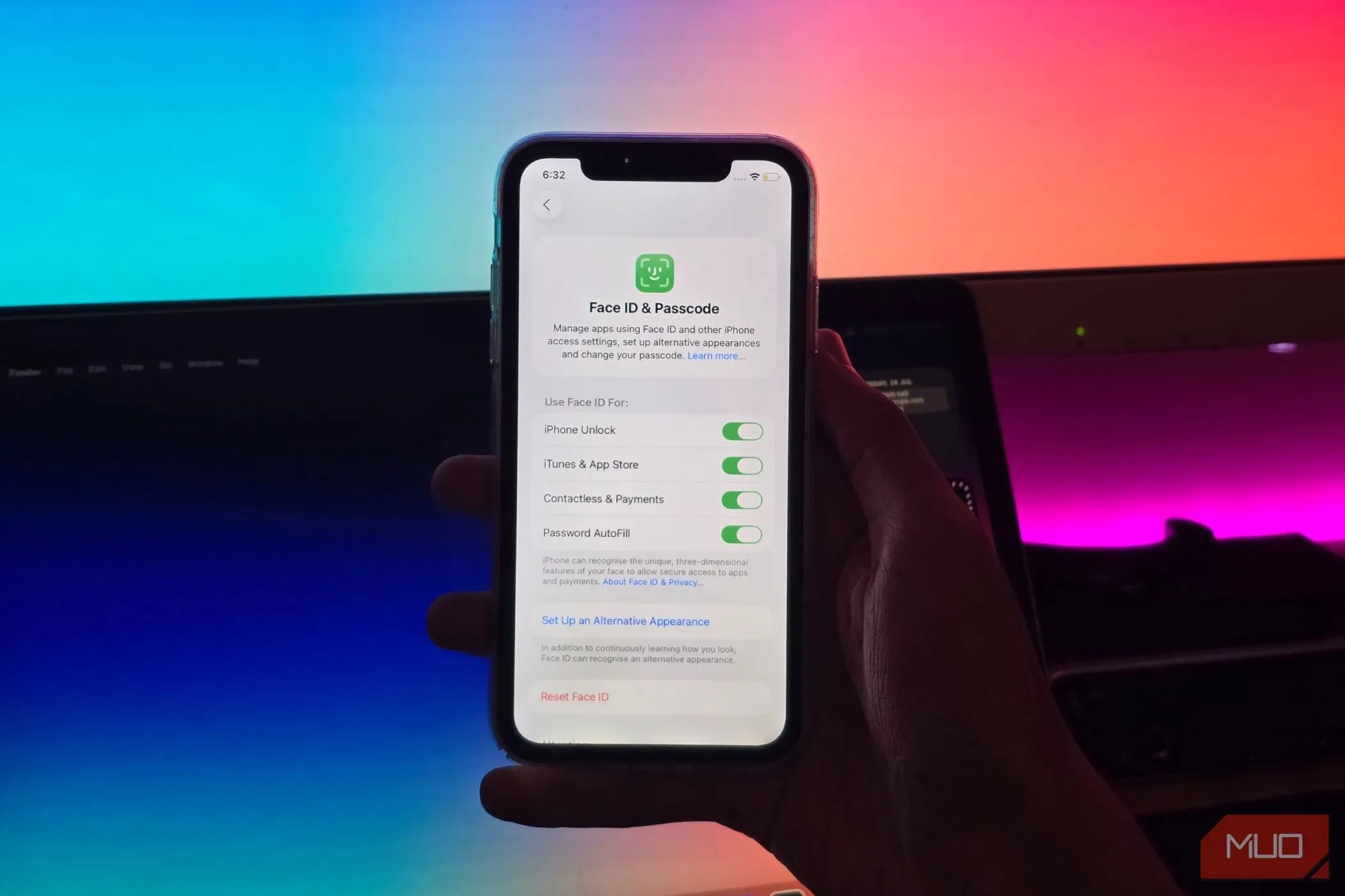 Người dùng đang mở cài đặt Face ID &amp; Mật mã trên iPhone để kiểm tra tính năng nhận diện khuôn mặt