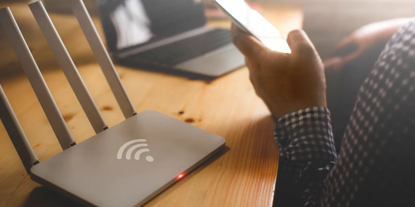 Người dùng đang sử dụng điện thoại để truy cập bộ định tuyến Wi-Fi