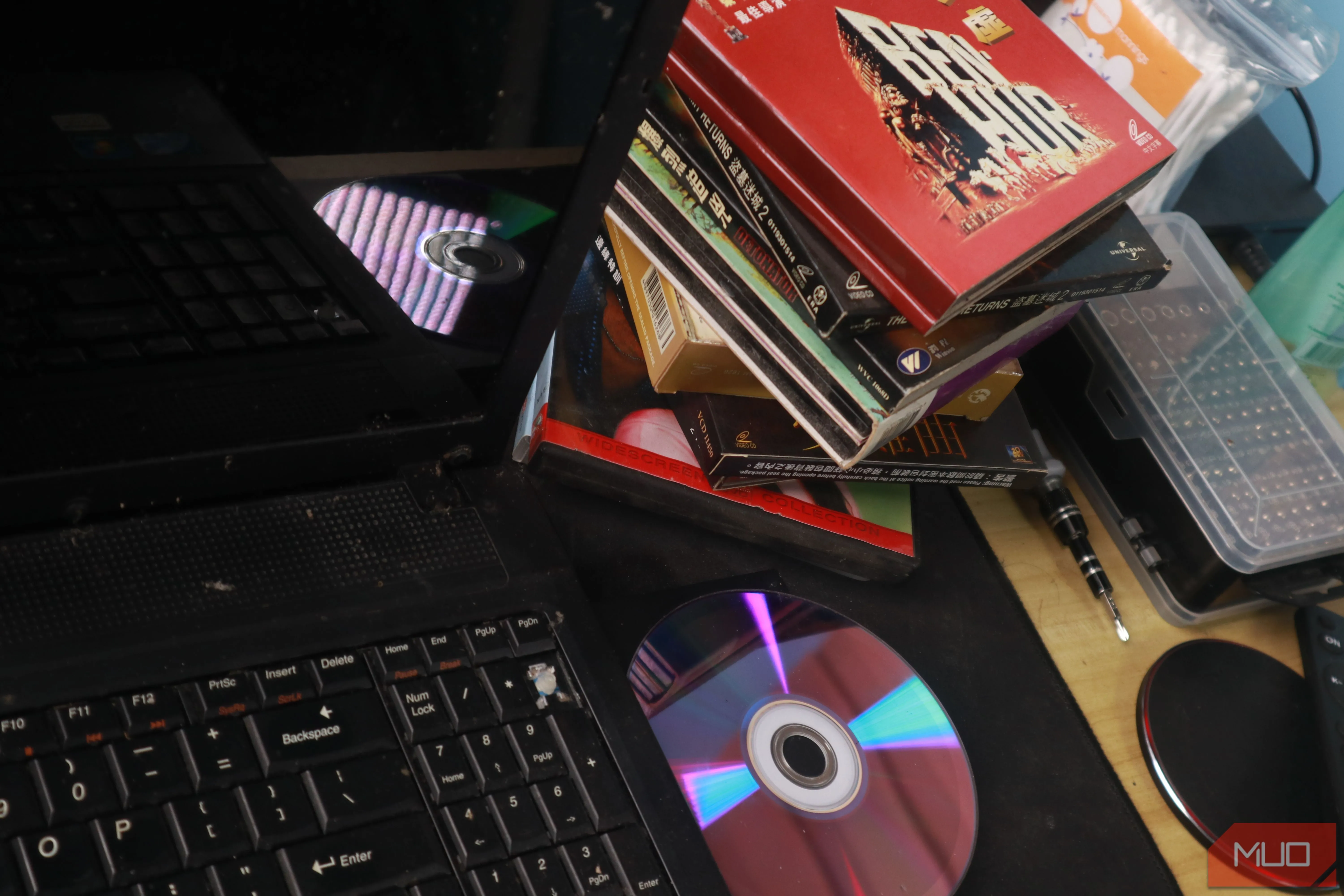 Người dùng đang sử dụng laptop cũ để chuyển đổi dữ liệu từ đĩa CD.