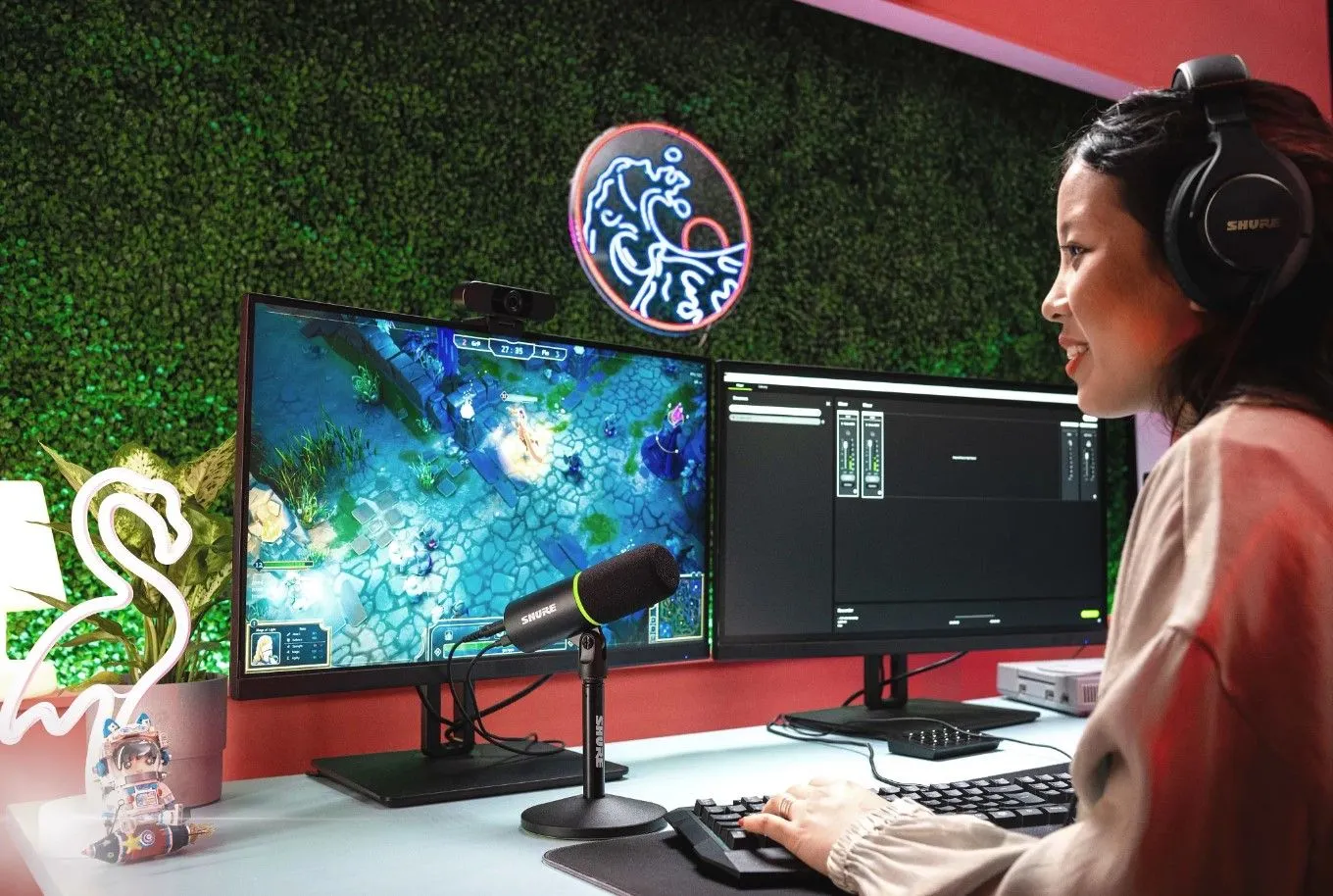 Người dùng đang sử dụng micro Shure MV6 đặt trên bàn, minh họa khả năng thu âm chuyên nghiệp của micro dynamic USB.