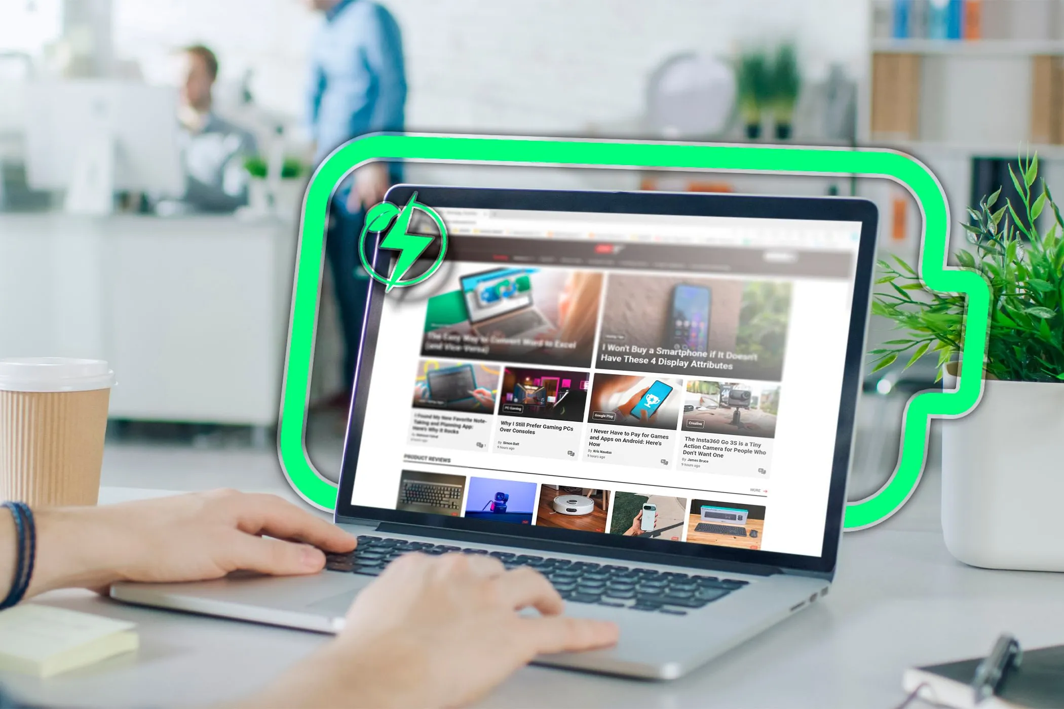 Người dùng đang sử dụng Microsoft Edge trên máy tính xách tay với biểu tượng tiết kiệm pin, nhấn mạnh hiệu quả sử dụng năng lượng của trình duyệt.