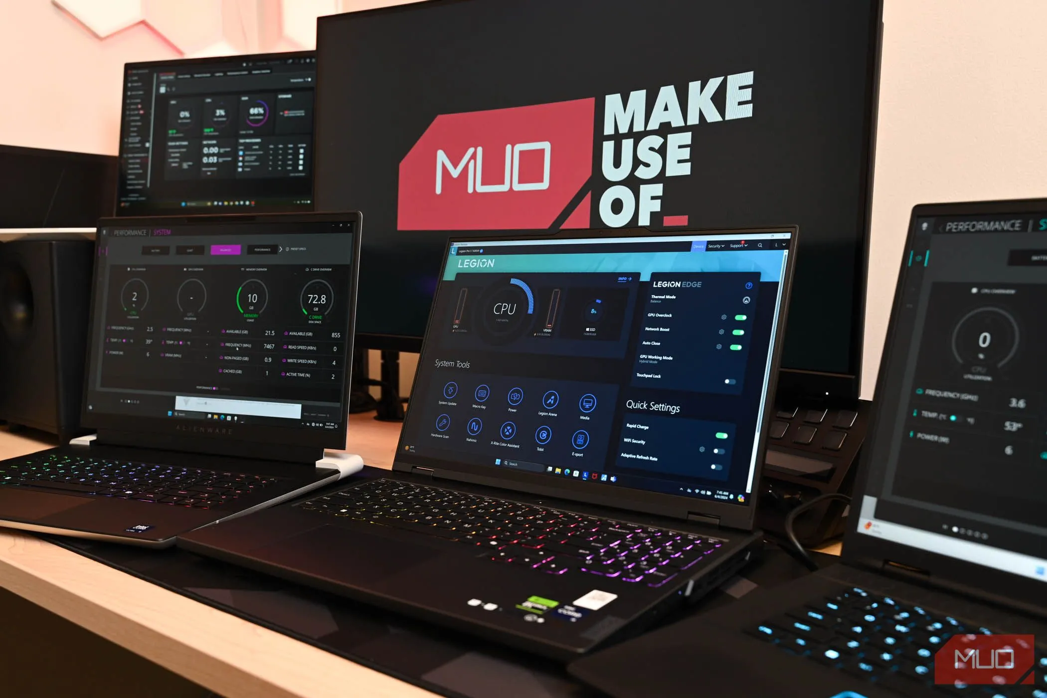 Người dùng đang thử nghiệm laptop gaming trước một màn hình, cho thấy khả năng bị phân tâm khi có nhiều màn hình hiển thị nội dung khác nhau.