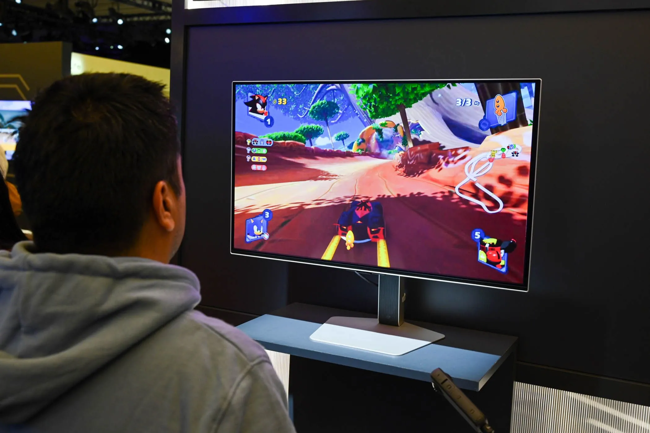 Người dùng đang trải nghiệm chơi game trên một màn hình lớn tại CES 2024, làm nổi bật sự khác biệt về trải nghiệm công thái học so với màn hình nhỏ.