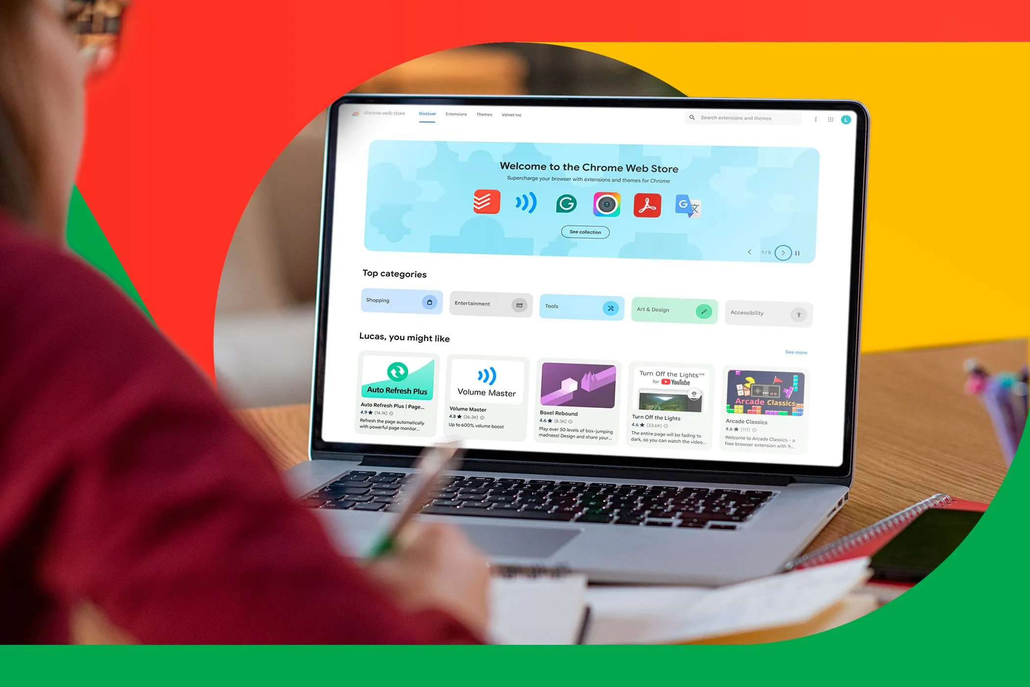 Người dùng đang xem Google Chrome Web Store trên laptop, minh họa nguy cơ tiện ích mở rộng gián điệp.