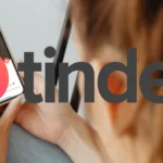 Người dùng đang xem hồ sơ hẹn hò trên ứng dụng Tinder, minh họa cho lừa đảo hẹn hò trực tuyến.