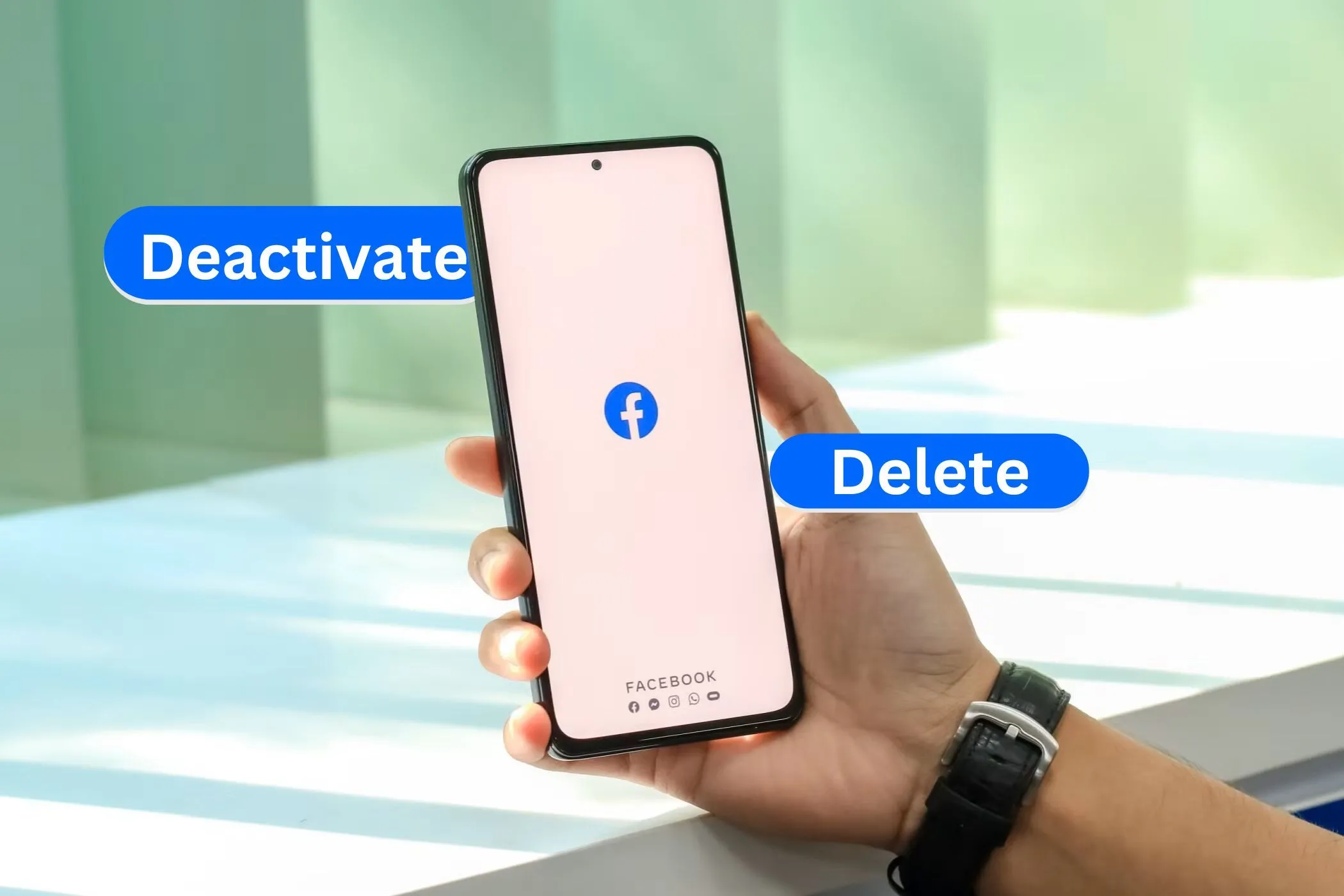 Người dùng đang xem màn hình điện thoại với ứng dụng Facebook và các tùy chọn hủy kích hoạt hoặc xóa tài khoản