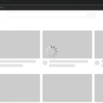 Người dùng đang xem video YouTube bị giật lag trên màn hình máy tính, minh họa tốc độ internet chậm và thời gian tải trang kéo dài