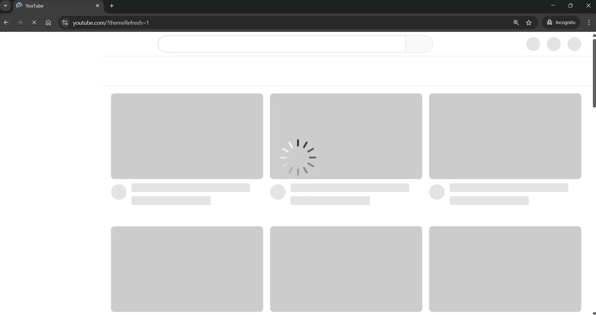 Người dùng đang xem video YouTube bị giật lag trên màn hình máy tính, minh họa tốc độ internet chậm và thời gian tải trang kéo dài
