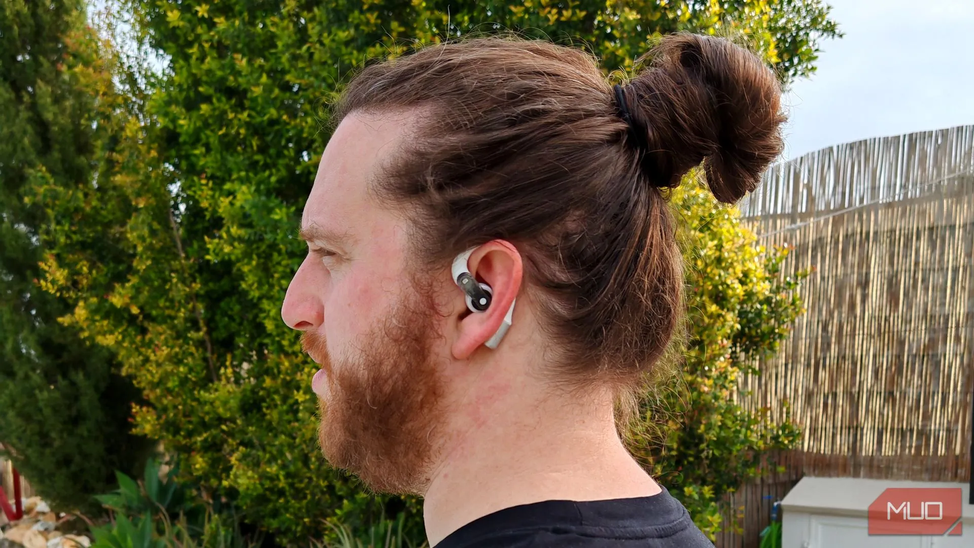 Người dùng đeo tai nghe Nothing Ear (open) cho thấy sự thoải mái