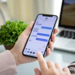 Người dùng iPhone đang trải nghiệm iMessage, hệ thống tin nhắn riêng của Apple.