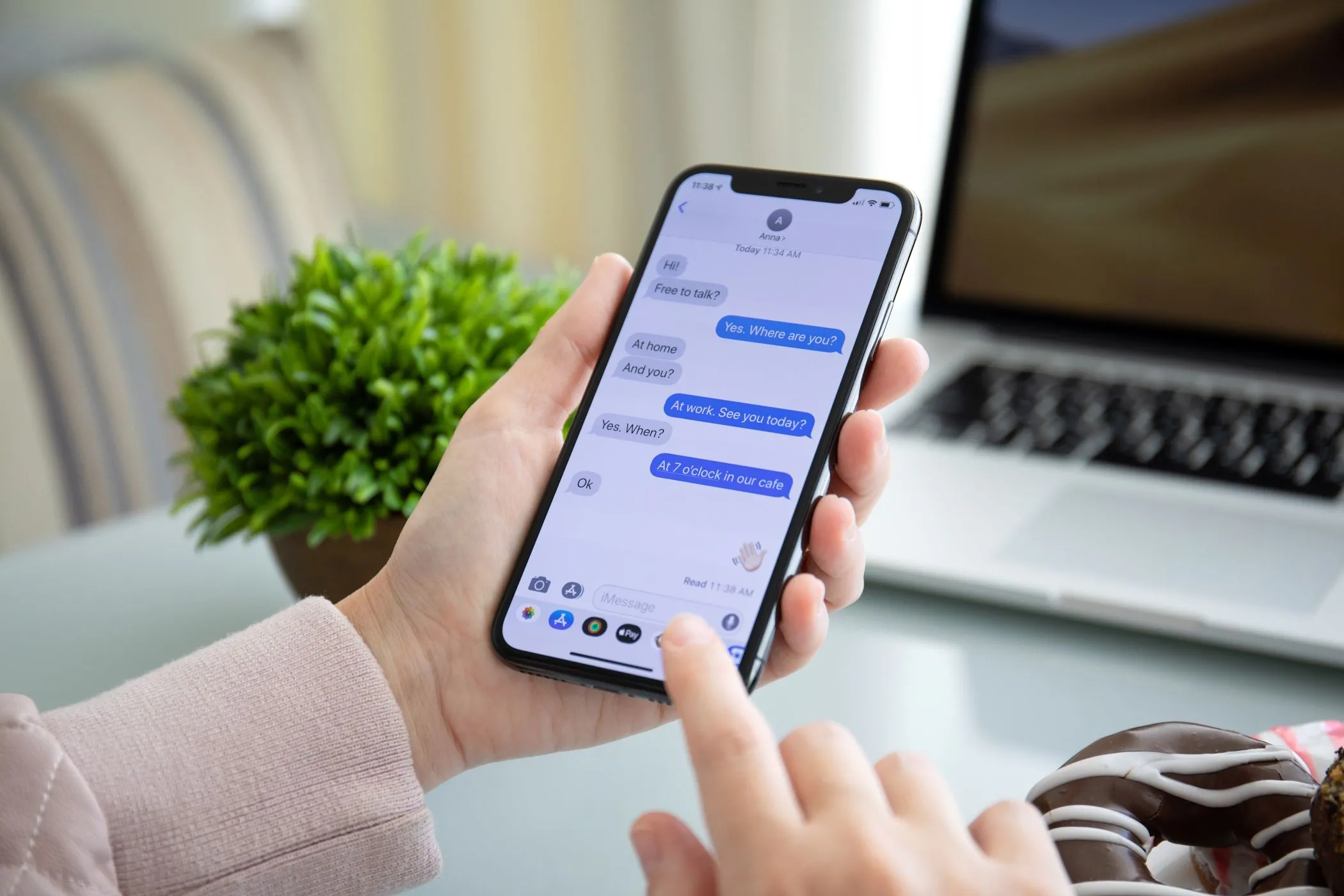 Người dùng iPhone đang trải nghiệm iMessage, hệ thống tin nhắn riêng của Apple.