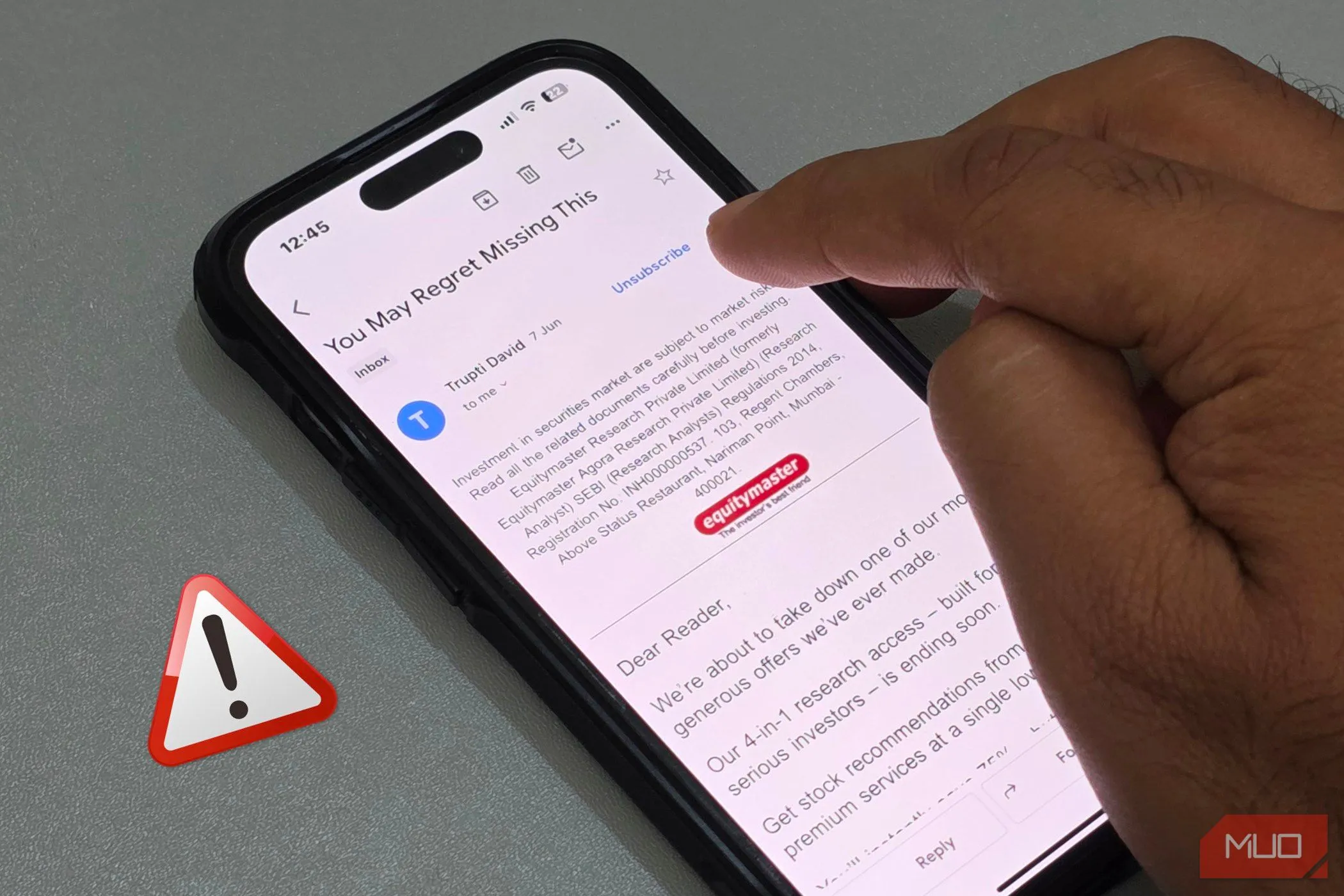 Người dùng iPhone nhấn nút hủy đăng ký trên email spam, tiềm ẩn nguy cơ xác nhận địa chỉ email đang hoạt động.