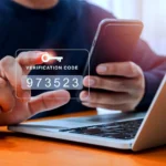 Người dùng nhập mã xác thực đa yếu tố OTP trên điện thoại thông minh