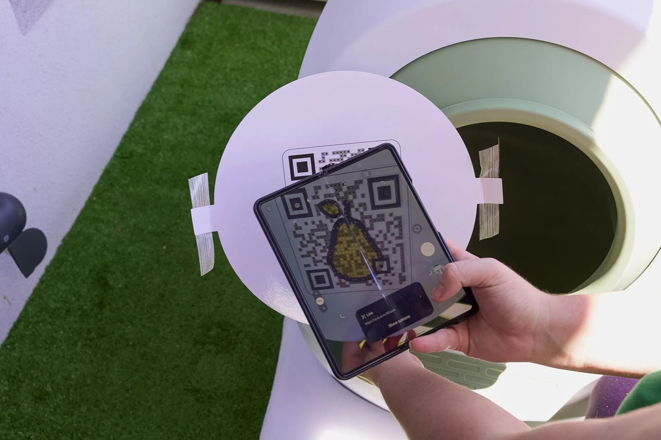 Người dùng quét mã QR tại khu vực công cộng, tiềm ẩn nguy cơ lừa đảo QR code