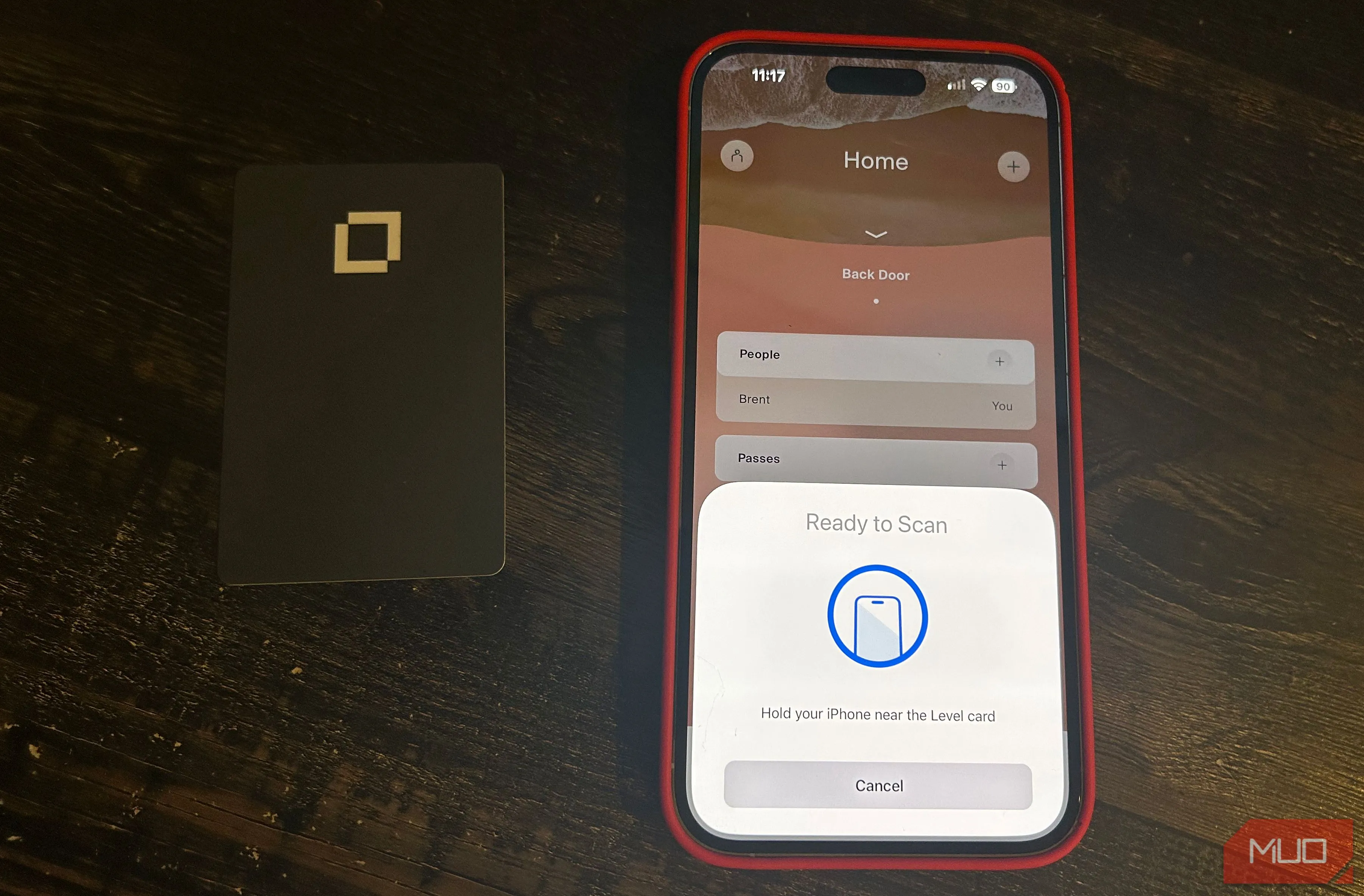 Người dùng sử dụng điện thoại để thêm thẻ ngân hàng vào ví điện tử Google Wallet bằng công nghệ NFC