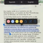Người dùng sử dụng tính năng đánh dấu từ trên Kindle để học từ vựng tiếng Tây Ban Nha.
