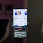 Người dùng thực hiện đa nhiệm trên Samsung Galaxy S24 Ultra với trình duyệt Chrome và Samsung Internet ở chế độ chia đôi màn hình