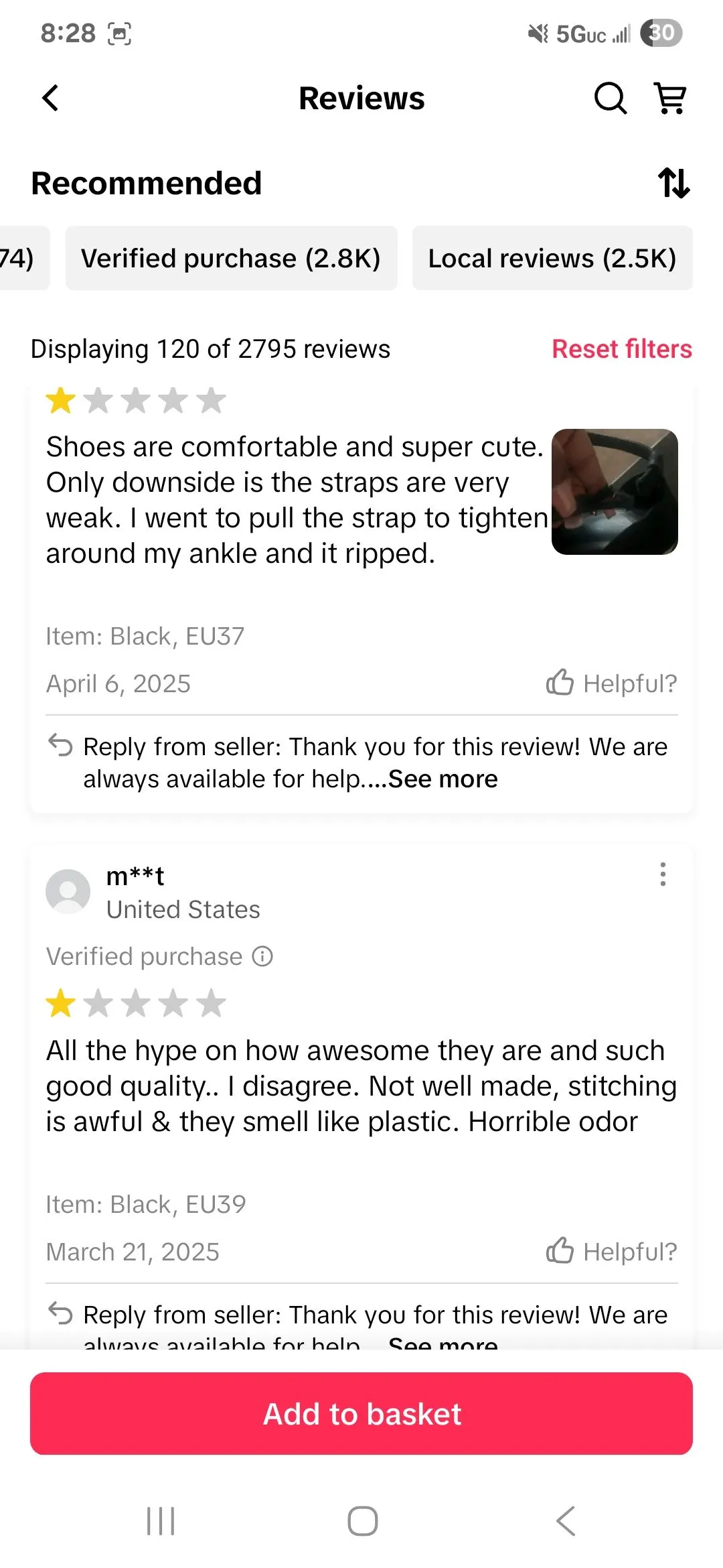 Người dùng TikTok đang lướt xem các bình luận tiêu cực về sản phẩm trên TikTok Shop