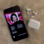 Người dùng trải nghiệm Spotify Premium trên iPhone với tai nghe AirPods, minh họa lợi ích từ chính sách thanh toán App Store mới.