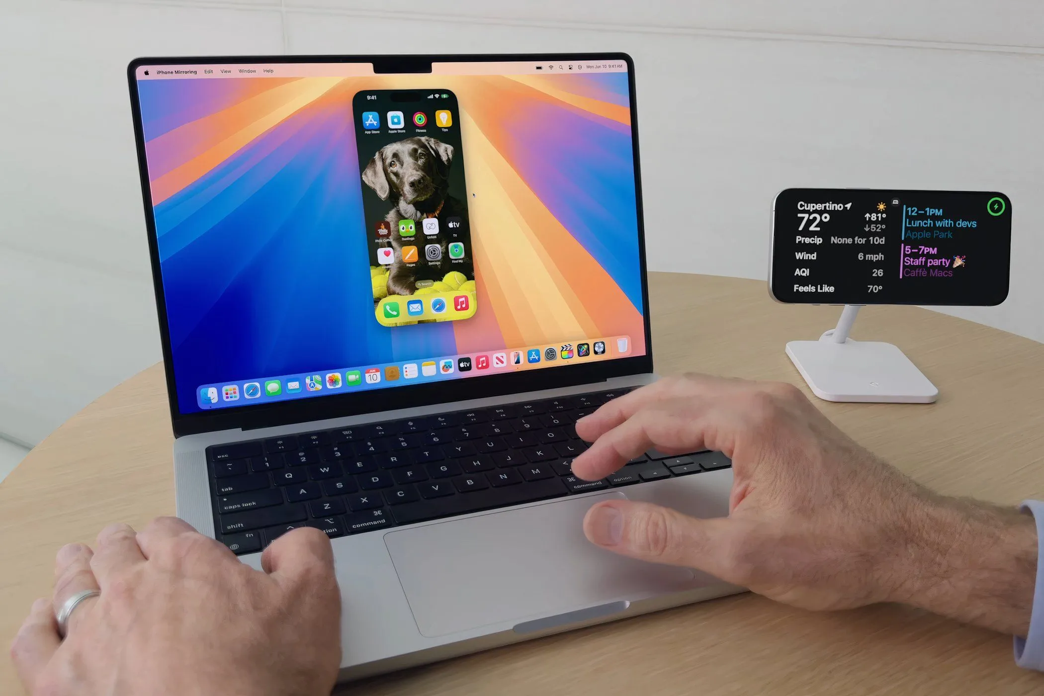 Người dùng trải nghiệm tính năng Phản chiếu iPhone trên MacBook Pro chạy macOS Sequoia, điều khiển iPhone trực tiếp từ máy Mac