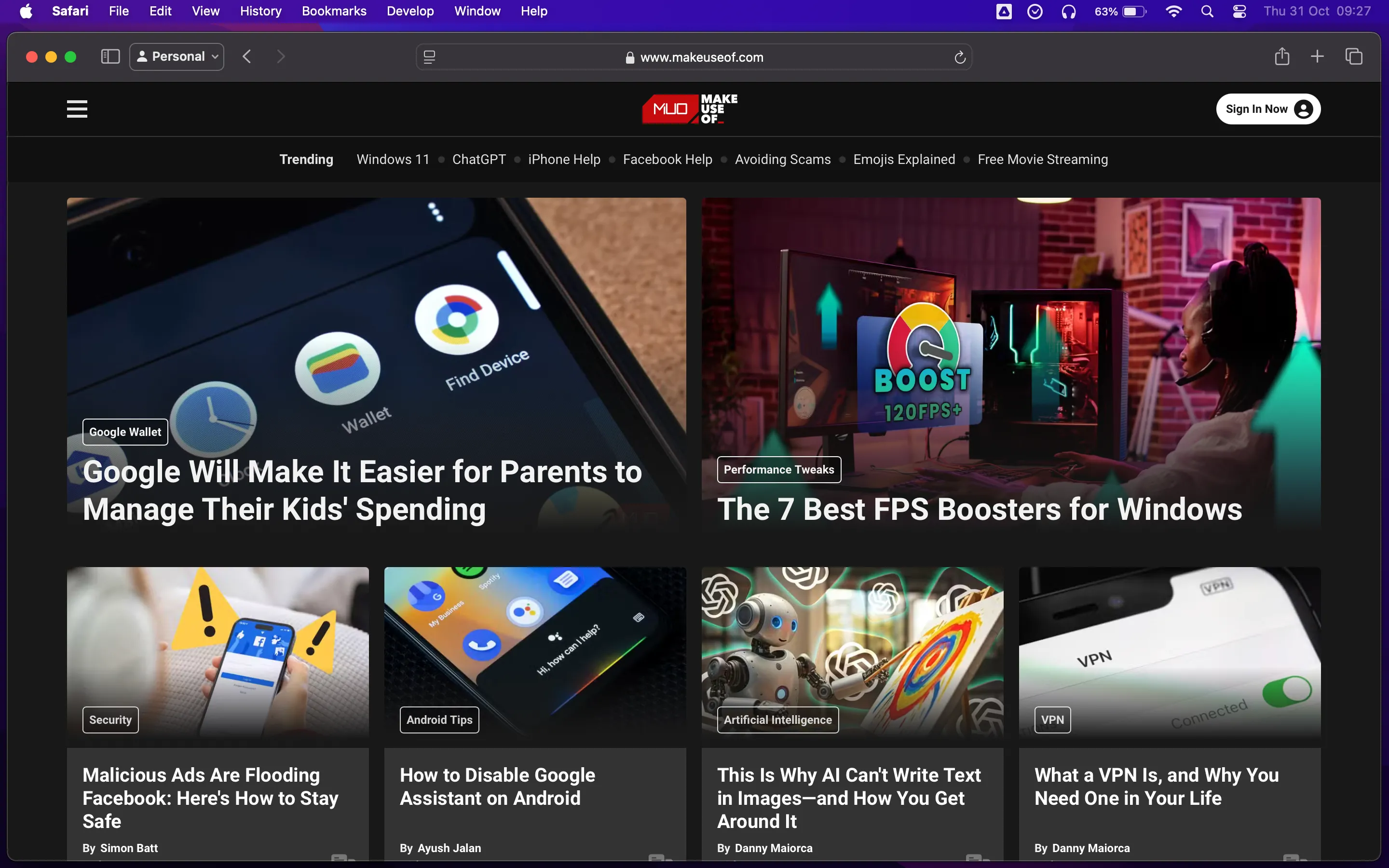 Người dùng truy cập trang web MakeUseOf trên trình duyệt Safari của Mac, minh họa giao diện tối ưu của Safari trên hệ điều hành macOS.
