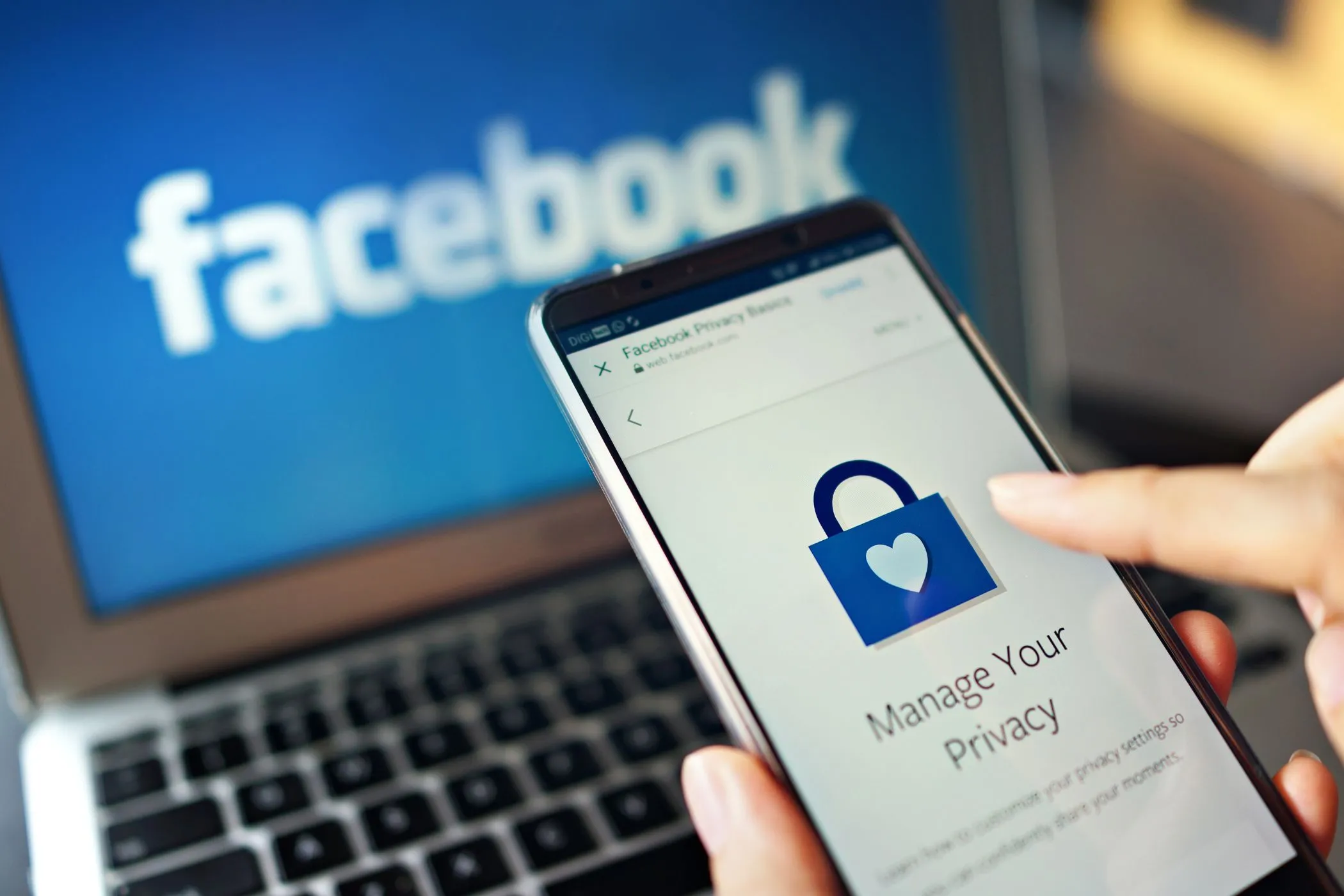 Người dùng truy cập tùy chọn quản lý quyền riêng tư Facebook trên điện thoại thông minh để kiểm soát dữ liệu cá nhân