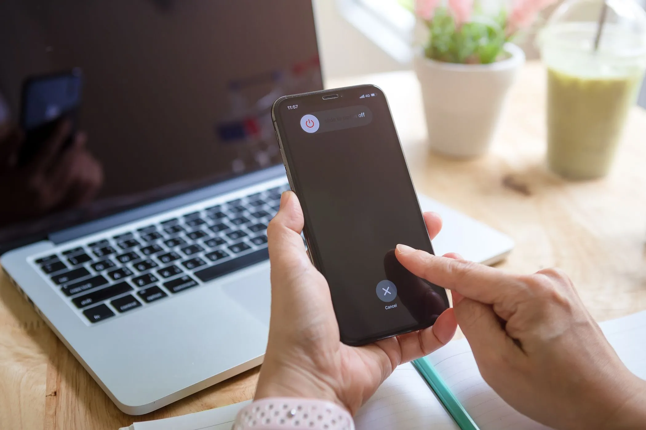 Người phụ nữ cố tắt iPhone với MacBook ở nền