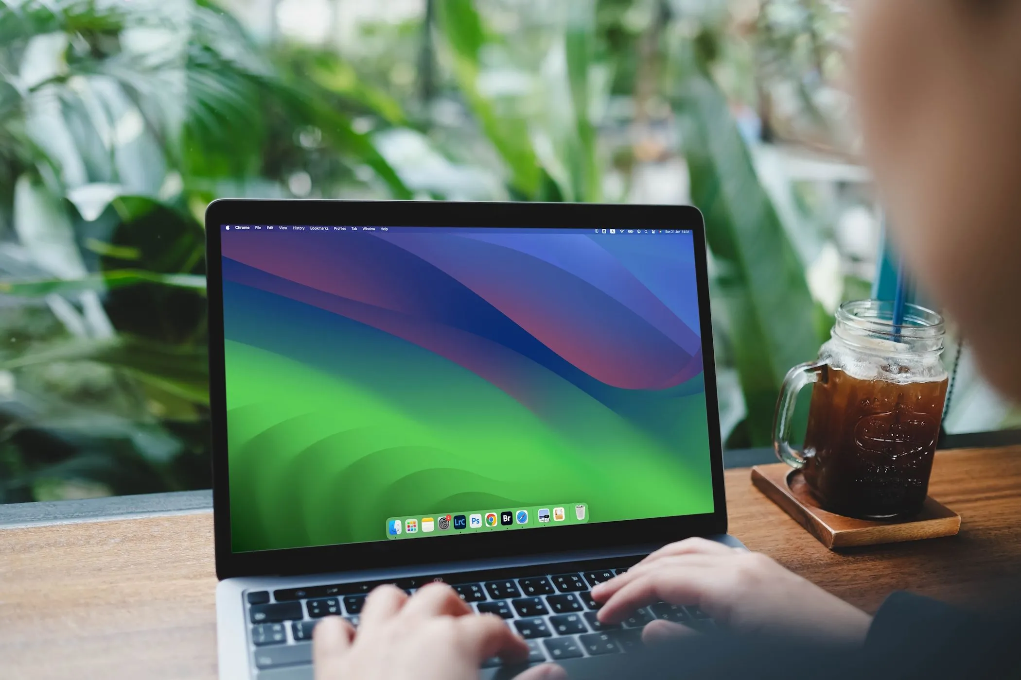 Người phụ nữ đang nghiên cứu thông tin trên MacBook Air
