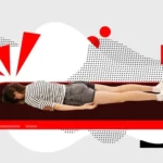 Người phụ nữ nằm trên giường, khuôn mặt mệt mỏi vì quá tải thông tin từ điện thoại thông minh