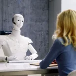 Người phụ nữ phỏng vấn với robot AI, minh họa khả năng tương tác và tự chủ của tác nhân AI trong môi trường làm việc